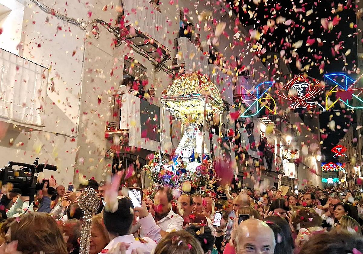 Lluvia de pétalos de colores para recibir a la Virgen de Tíscar.