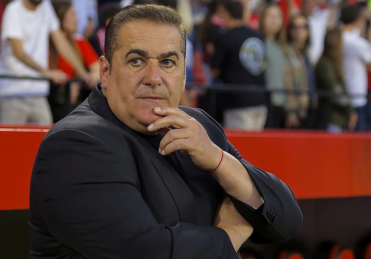 José Ramón Sandoval, pensativo en el Pizjuán.