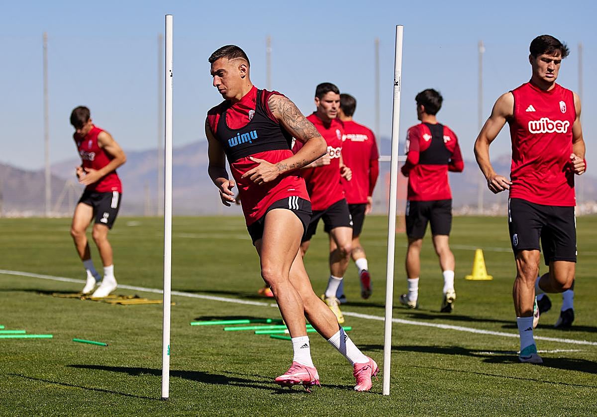 Myrto Uzuni, ayer durante el último entrenamiento del Granada antes de jugar en el Pizjuán.