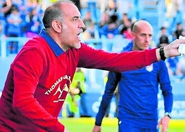 Romerito quejándose al colegiado por una falta al Linares.