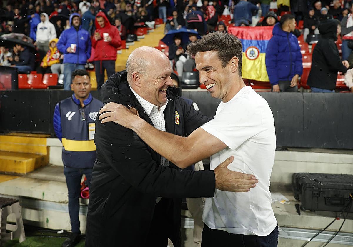Pepe Mel e Iñigo Pérez se saludan antes del comienzo del partido.