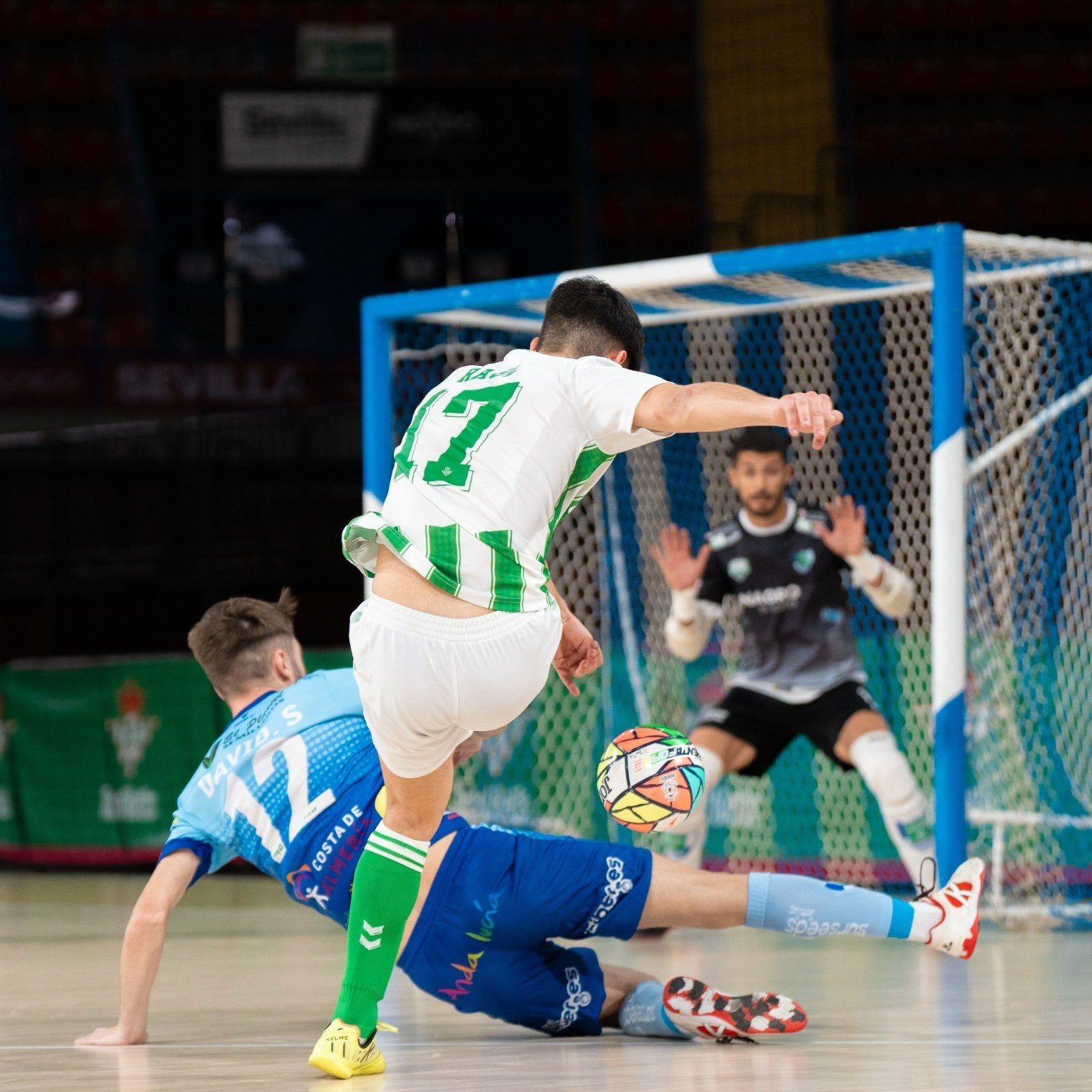Señoret, del CD El Ejido, defiende el remate de Rafa, del Real Betis B.