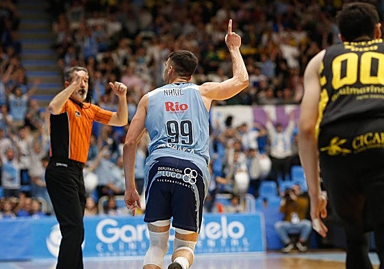 Toni Nakic celebra un triple del Breogán ante el Tenerife.