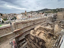 Un operario trabaja en las obras de la muralla zirí de Granada.