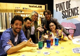 Carlos Peris y Antonio Gómez, coordinadores de Pint of Science, con Giselle García, Pablo García y Rosana Montes, tres de los científicos que participan en las charlas.