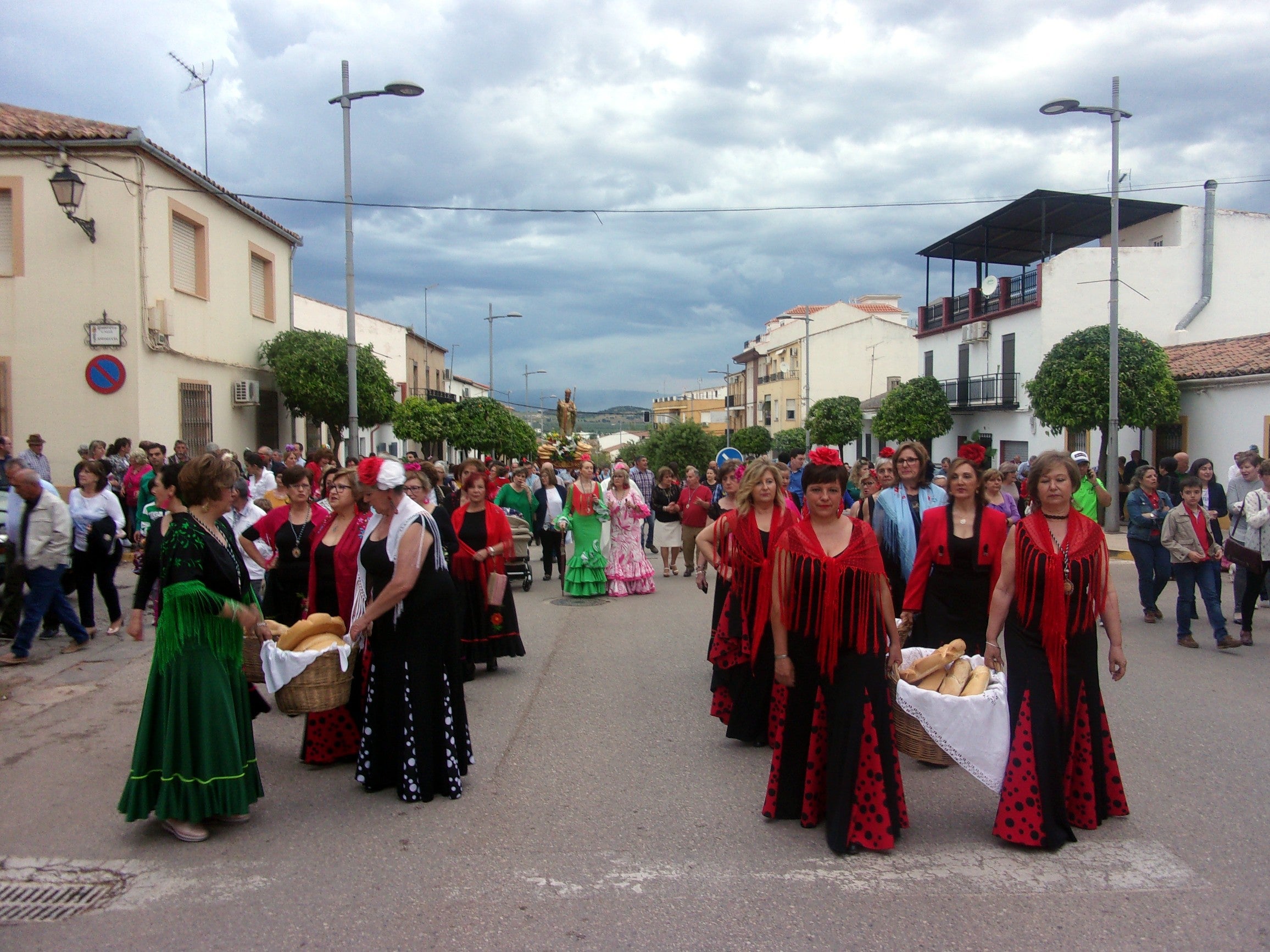 Mujeres con cestos de panes en la procesión de San Gregorio en Vilches.