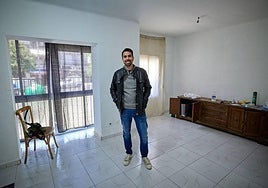 El joven posa para IDEAL en su vivienda.
