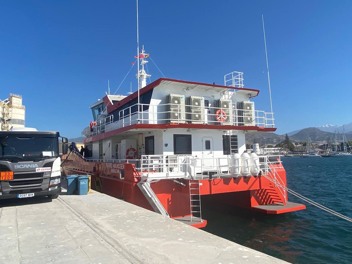 Llega a Motril un buque remolcador para abastecer barcos y plataformas petrolíferas