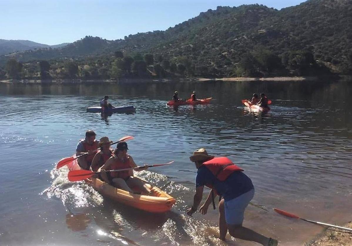 La playa del embalse del Encinarejo recibe la primera bandera azul de