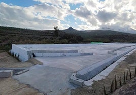 Superficie para el secado del estiércol de las vaquerías junto al Puente Jontoya, en enero pasado.