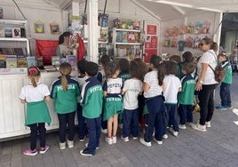 Alumnos de 1º B de Primaria del colegio Padre Poveda de la capital han visitado la Feria del Libro este martes.