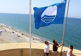 Izado de bandera azul, de archivo.