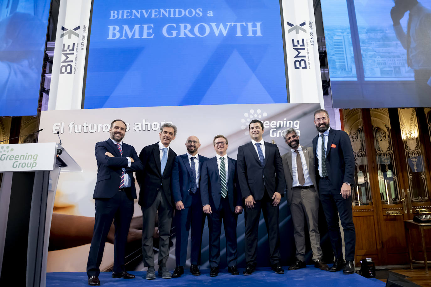 Imagen principal - El equipo de Greening Group el día de su salida a Bolsa y el de Pharmamell en su presentación en la Bolsa de Madrid.