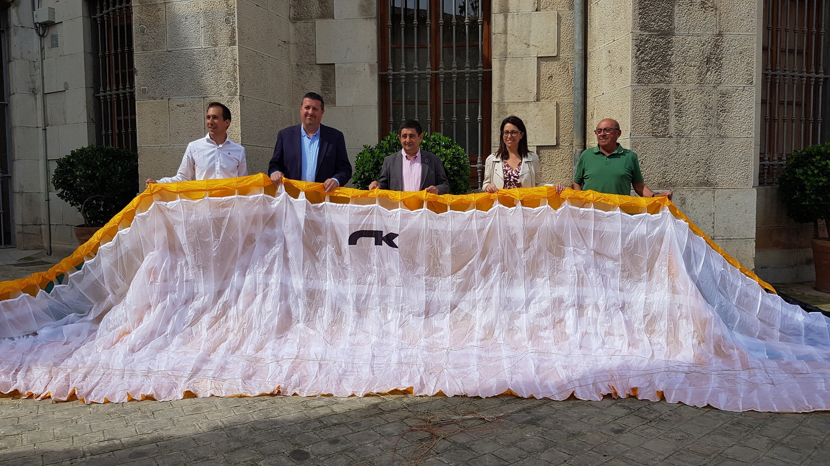 Organizadores del campeonato deportivo en la puerta de Diputación.