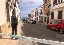 Cordón de la Guardia Civil en torno a la vivienda en la que fue localizado el cadáver.