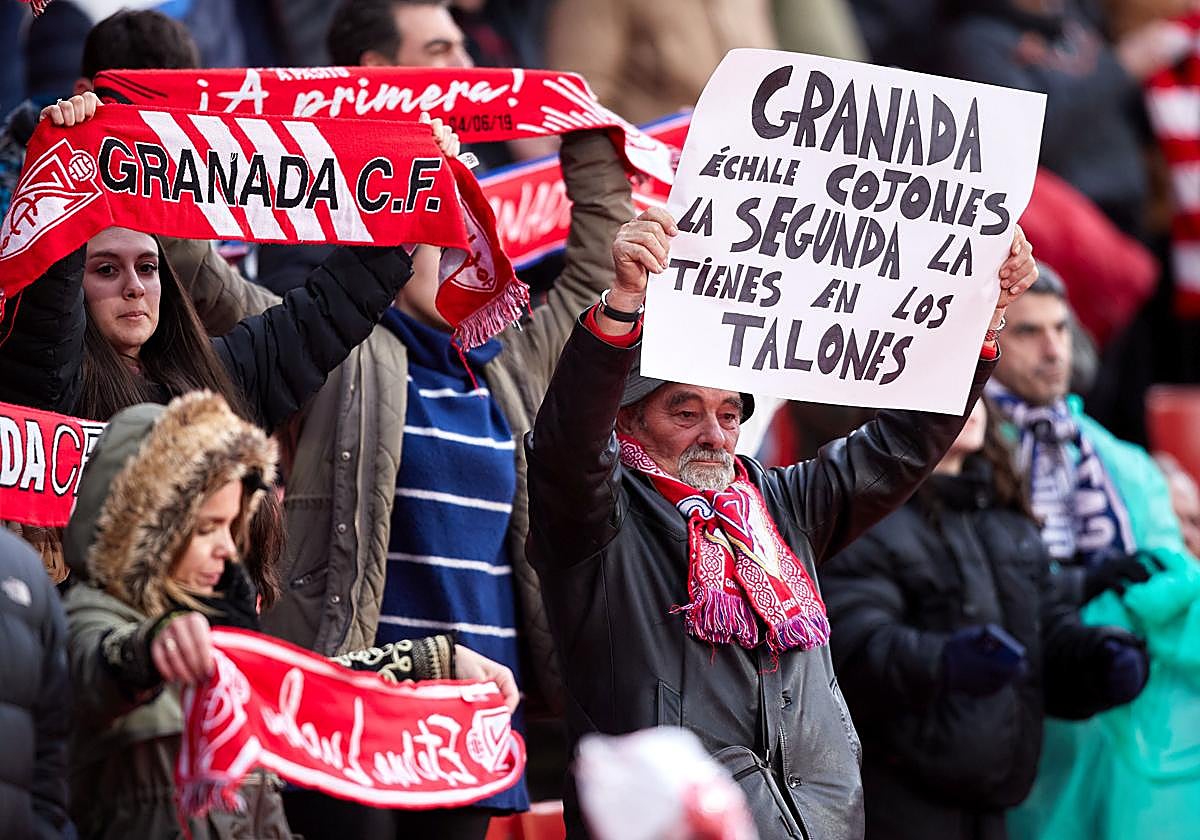 Aficionados del Granada, durante un partido anterior.