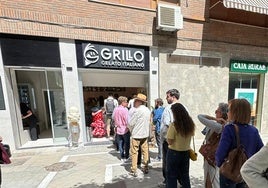 Multitud de personas esperan su turno para comprar un helado.