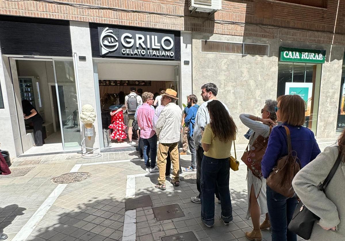 Multitud de personas esperan su turno para comprar un helado.