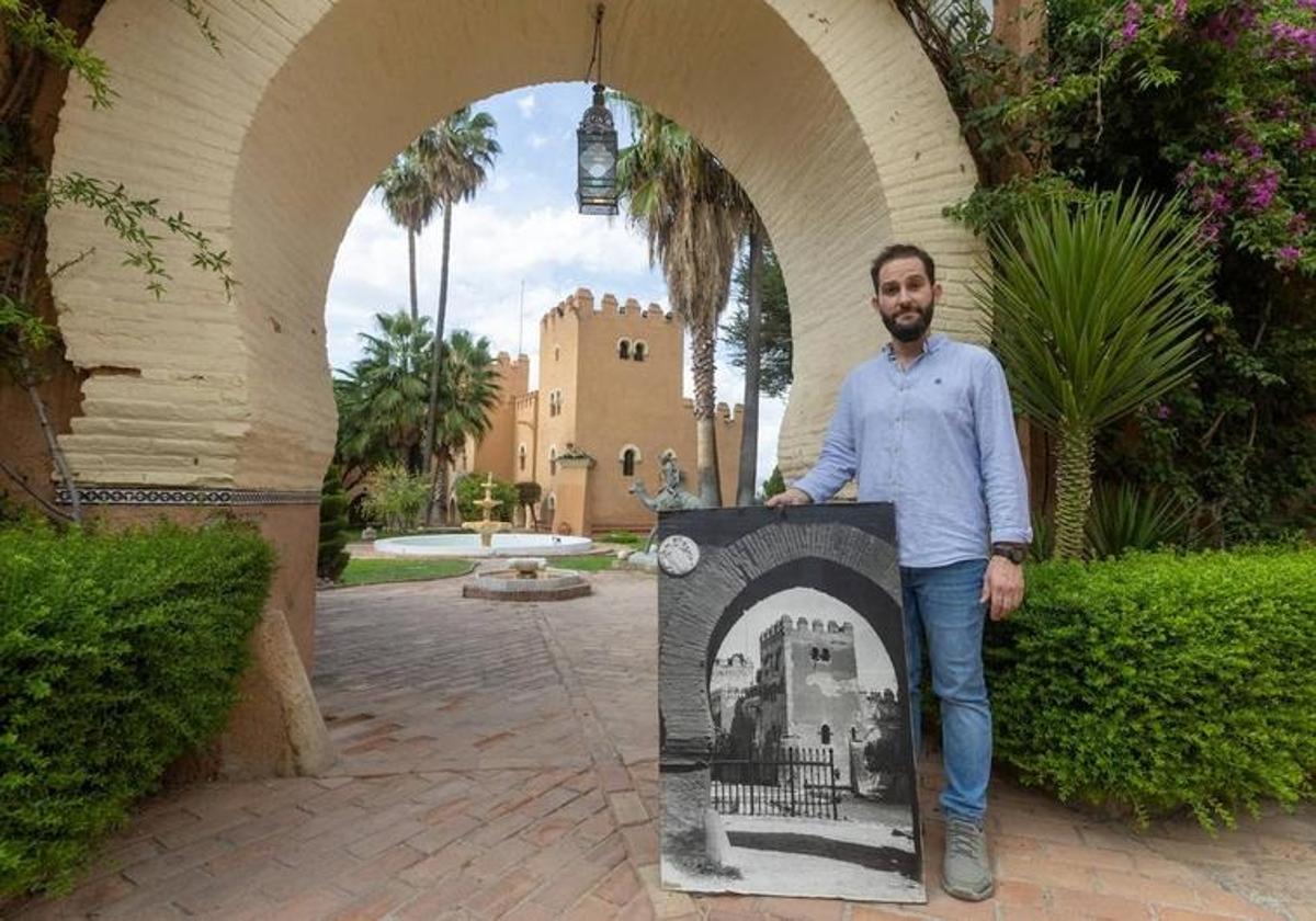 El alcalde de Láchar posa con una imagen antigua del castillo.