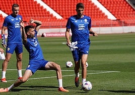 Édgar conduce el balón, pese a la oposición de Centelles.