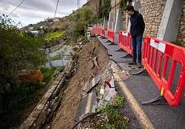 Un vecino pasea por la zona donde ha sucedido el derrumbe, en el Camino de Beas.