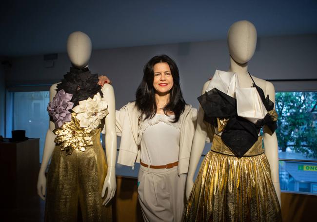 Pilar Dalbat, junto a dos de los estilismos que mostrará en la exposición sobre Eugenia de Montijo.