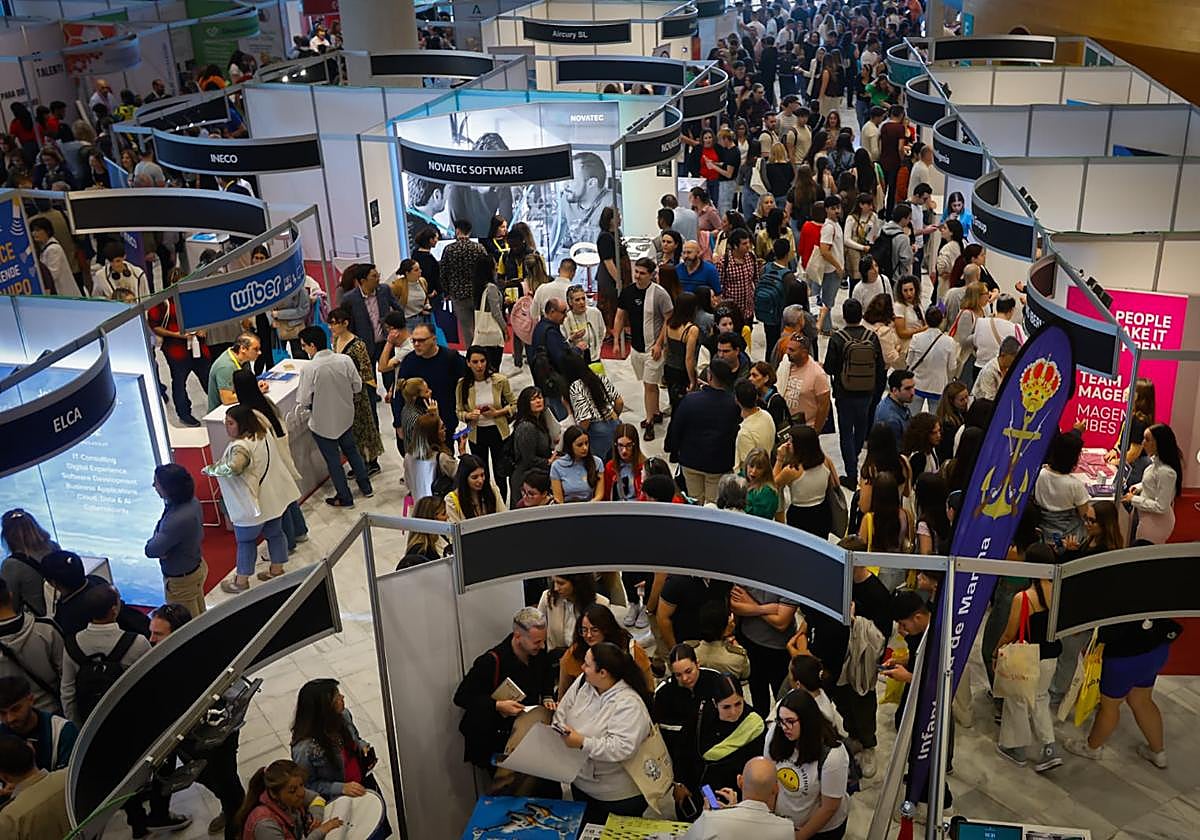 Asistentes a la Feria de Empleo de Granada.