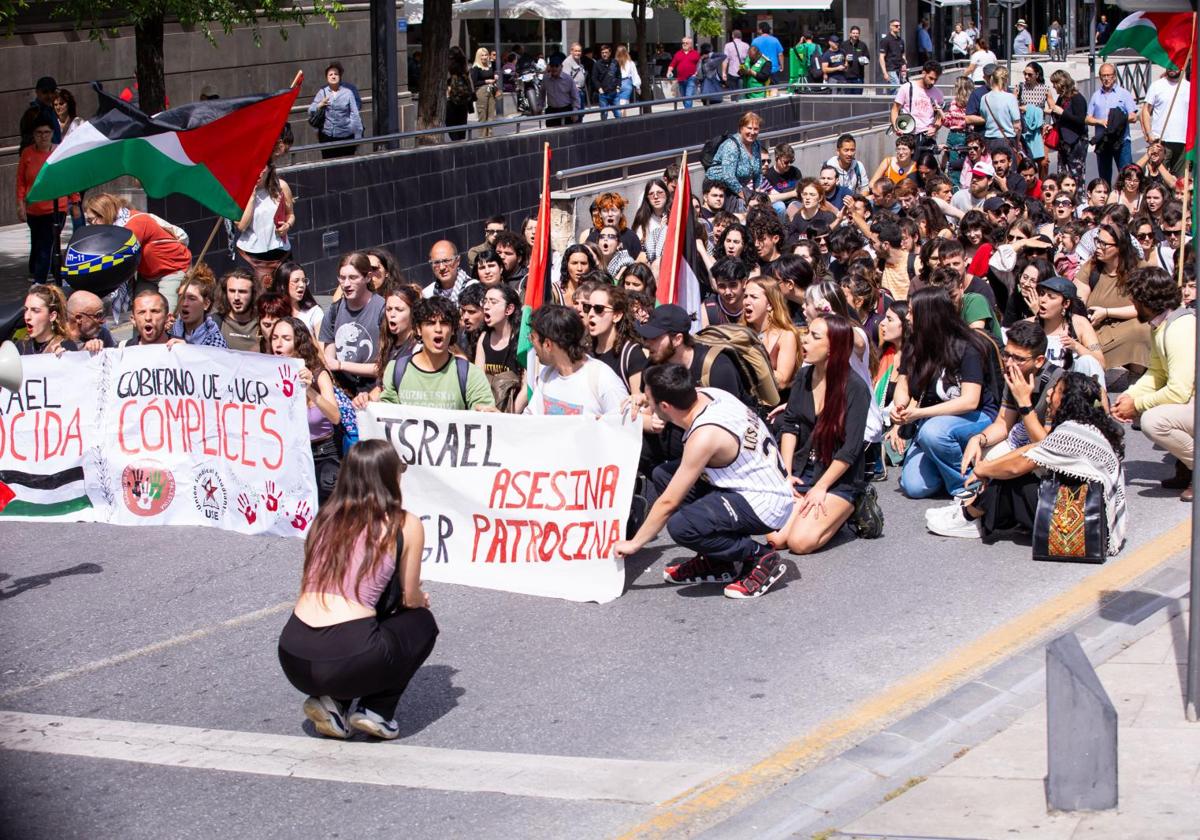 Estudiantes de la UGR protagonizan una sentada este jueves por la mañana.