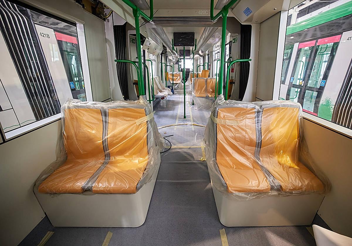 Uno de los nuevos trenes, por dentro, con los asientos aún plastificados.
