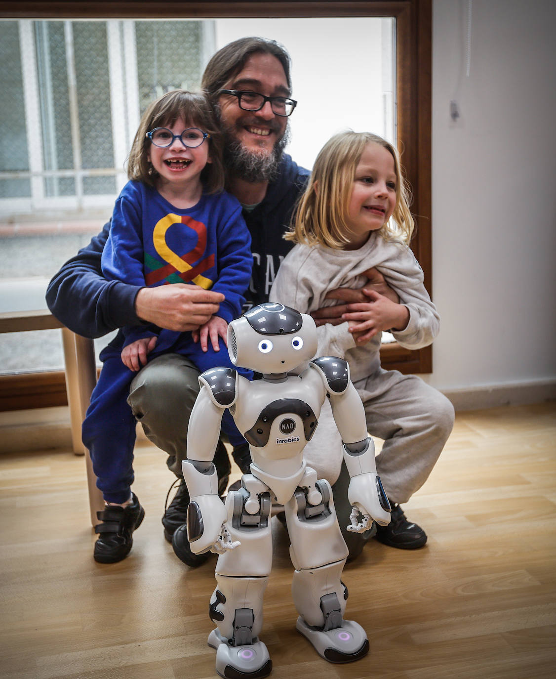 Guiomara con su padre Jesús, su hermano darío y el robot Juande.