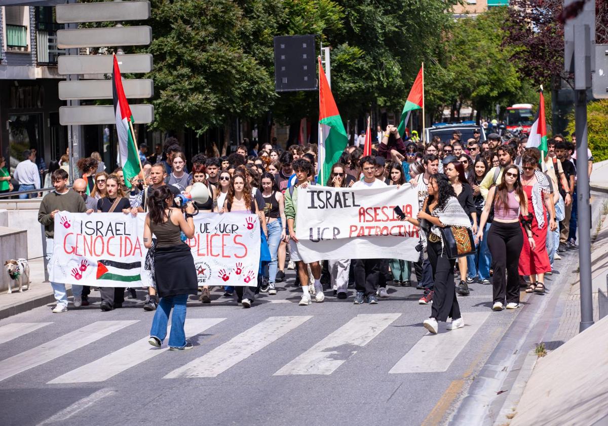 Universitarios granadinos en su concentración de este jueves.