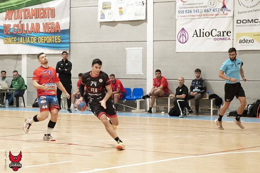 Un jugador del Domca se dispone a lanzar a portería.