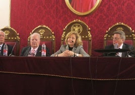 La exfiscal general, en el centro, durante su intervención.