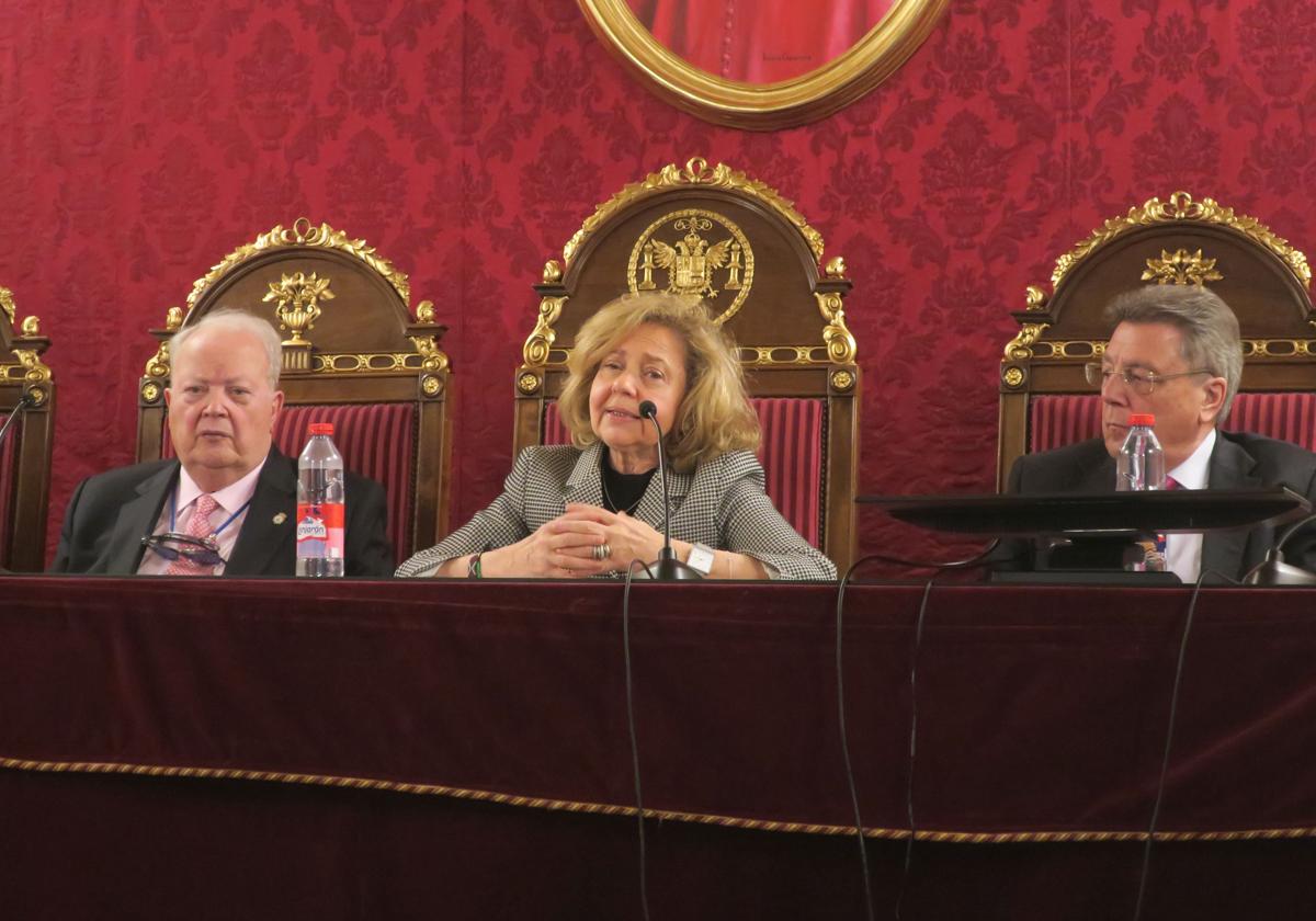 La exfiscal general, en el centro, durante su intervención.