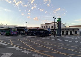 Autobuses preparados junto a la estación de tren de Granada para trasladar a los pasajeros afectados.