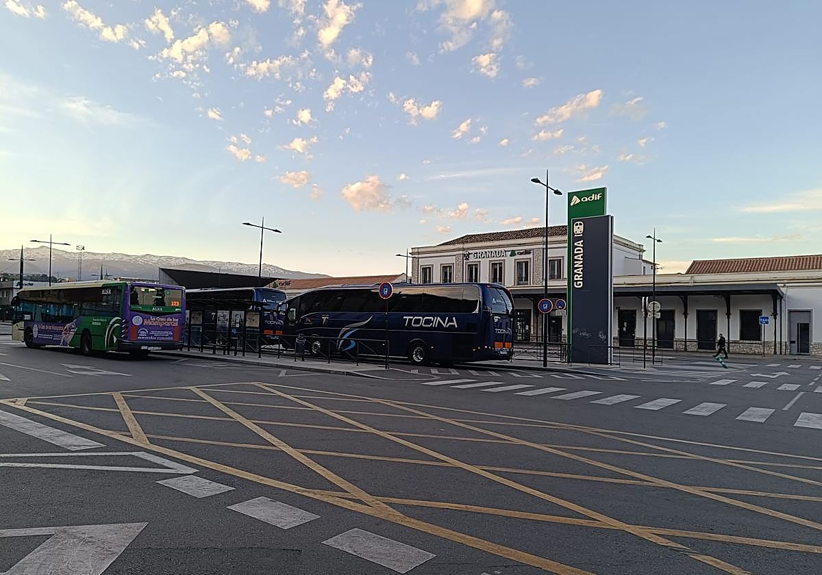 Autobuses preparados junto a la estación de tren de Granada para trasladar a los pasajeros afectados.