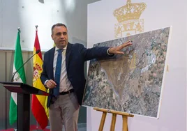 El presidente de la Diputación, Francis Rodríguez, señala los terrenos que pedirá al Gobierno.