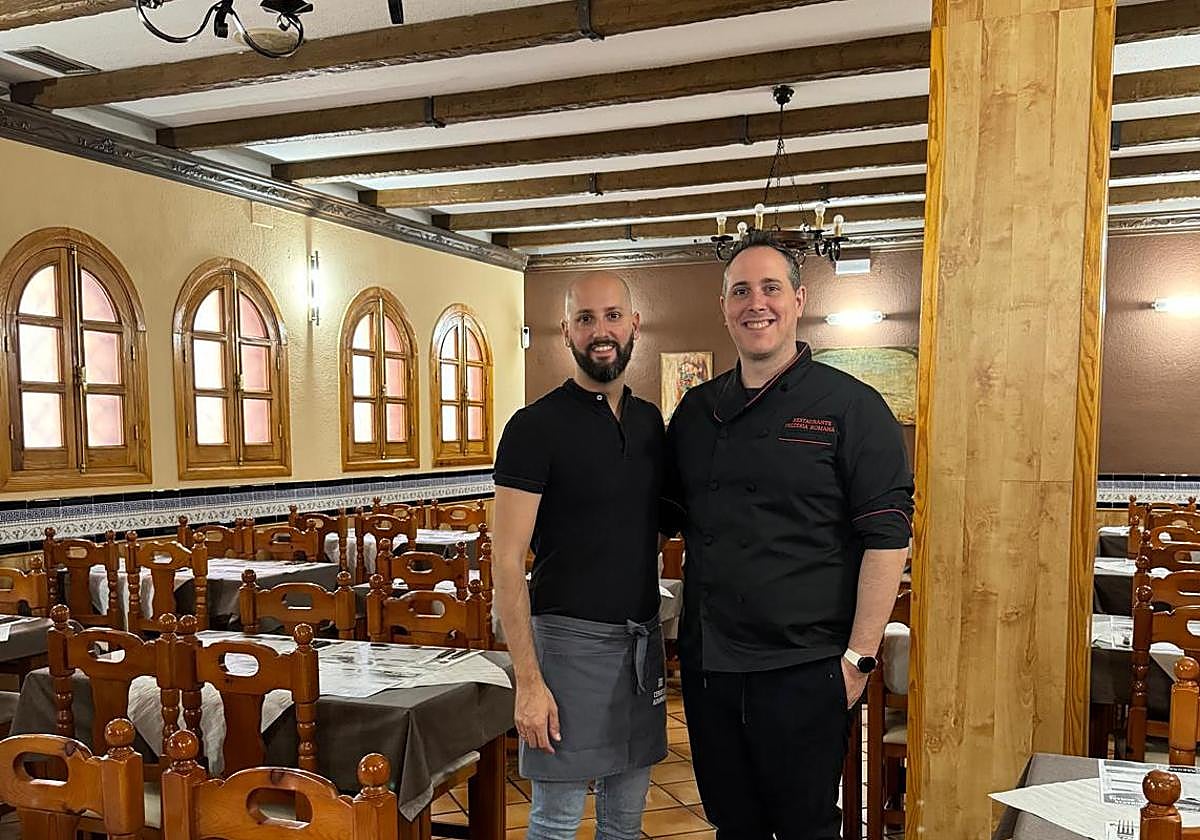 Álvaro y Paco en el salón de la pizzería.