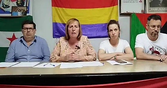 La exalcaldesa y portavoz de IU (segunda por la izquierda) en un vídeo en el que pide la dimisión al alcalde.