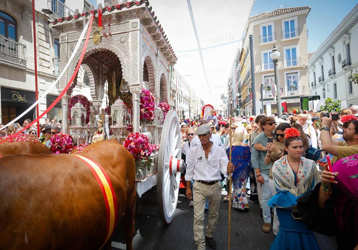 El Simpecado por Reyes Católicos llega a la Plaza del Carmen.