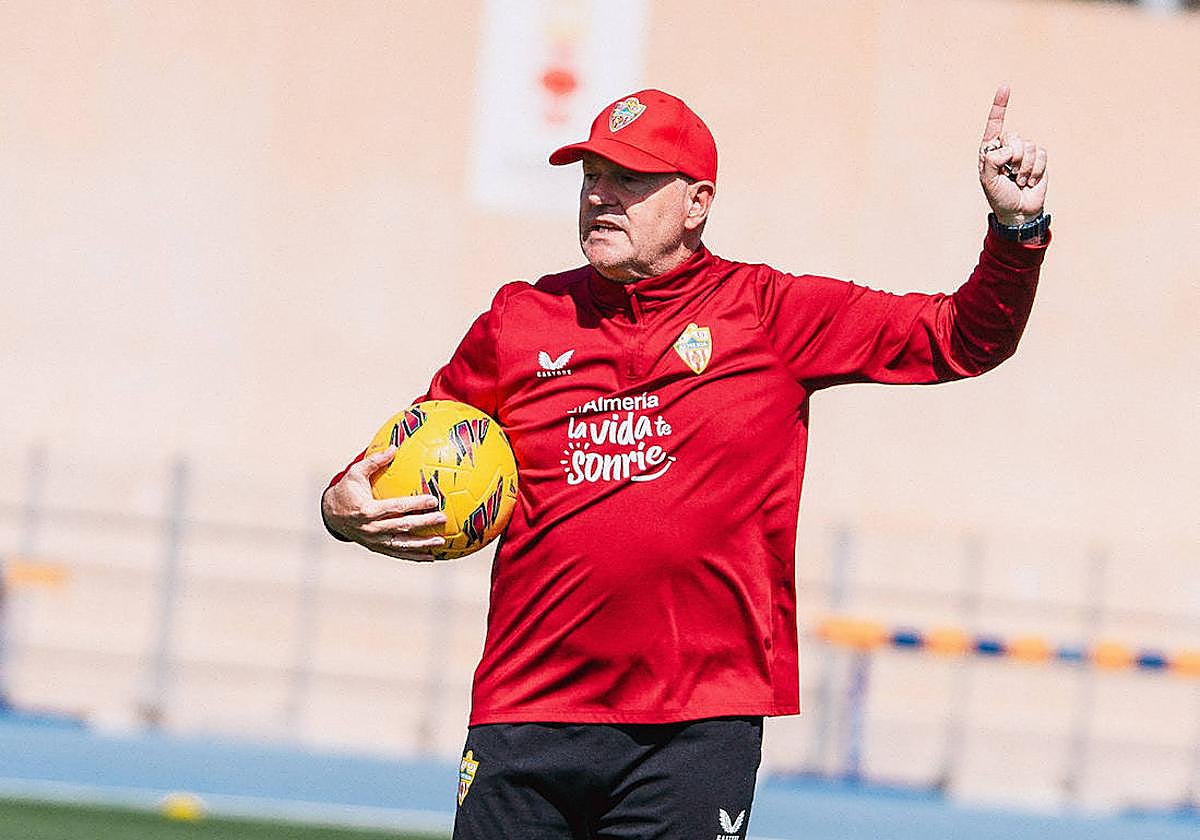 Pepe Mel, tranquilo, dice estar contento con el trabajo hecho hasta ahora.