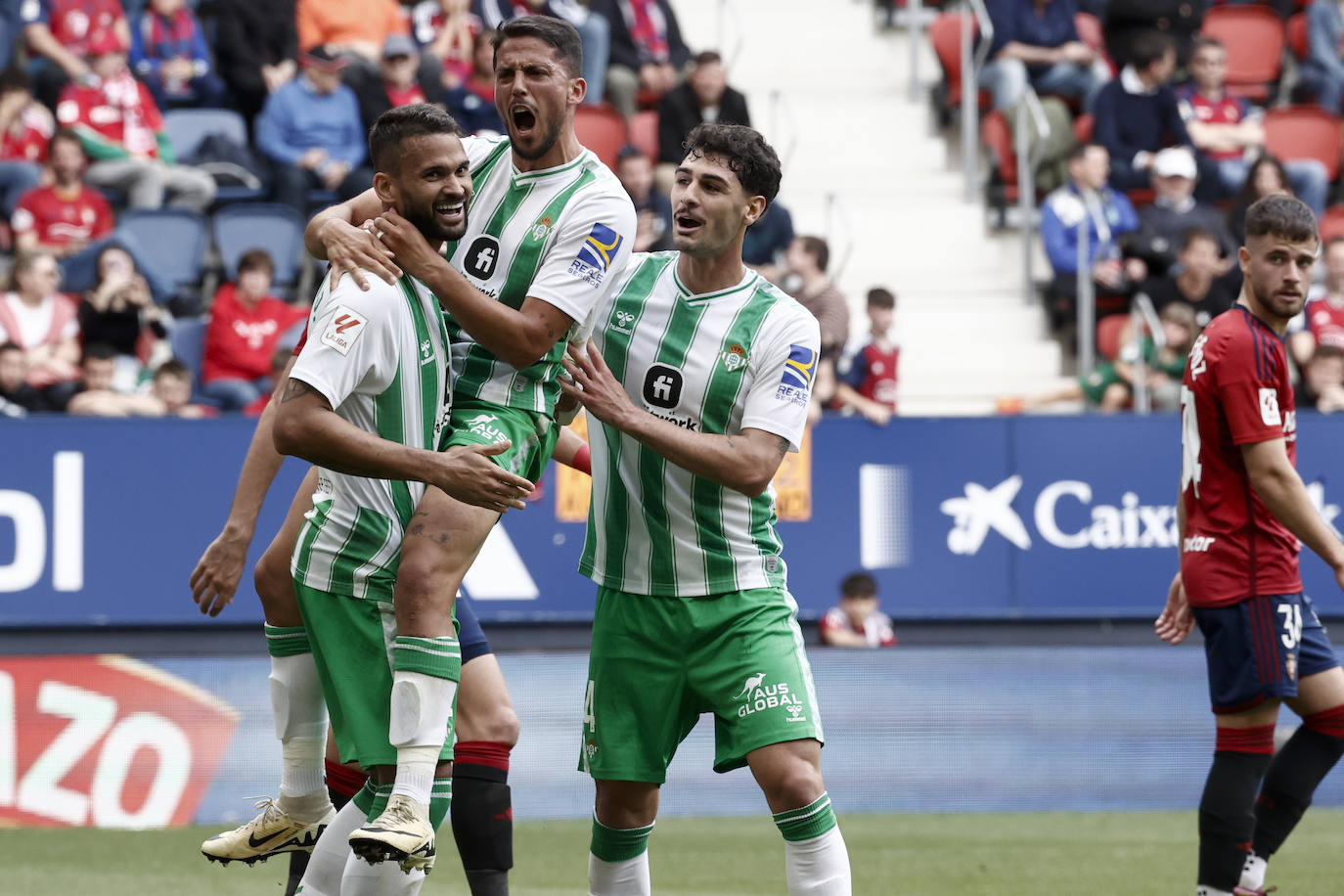 Los béticos celebran su triunfo en El Sadar que les acerca a Europa.