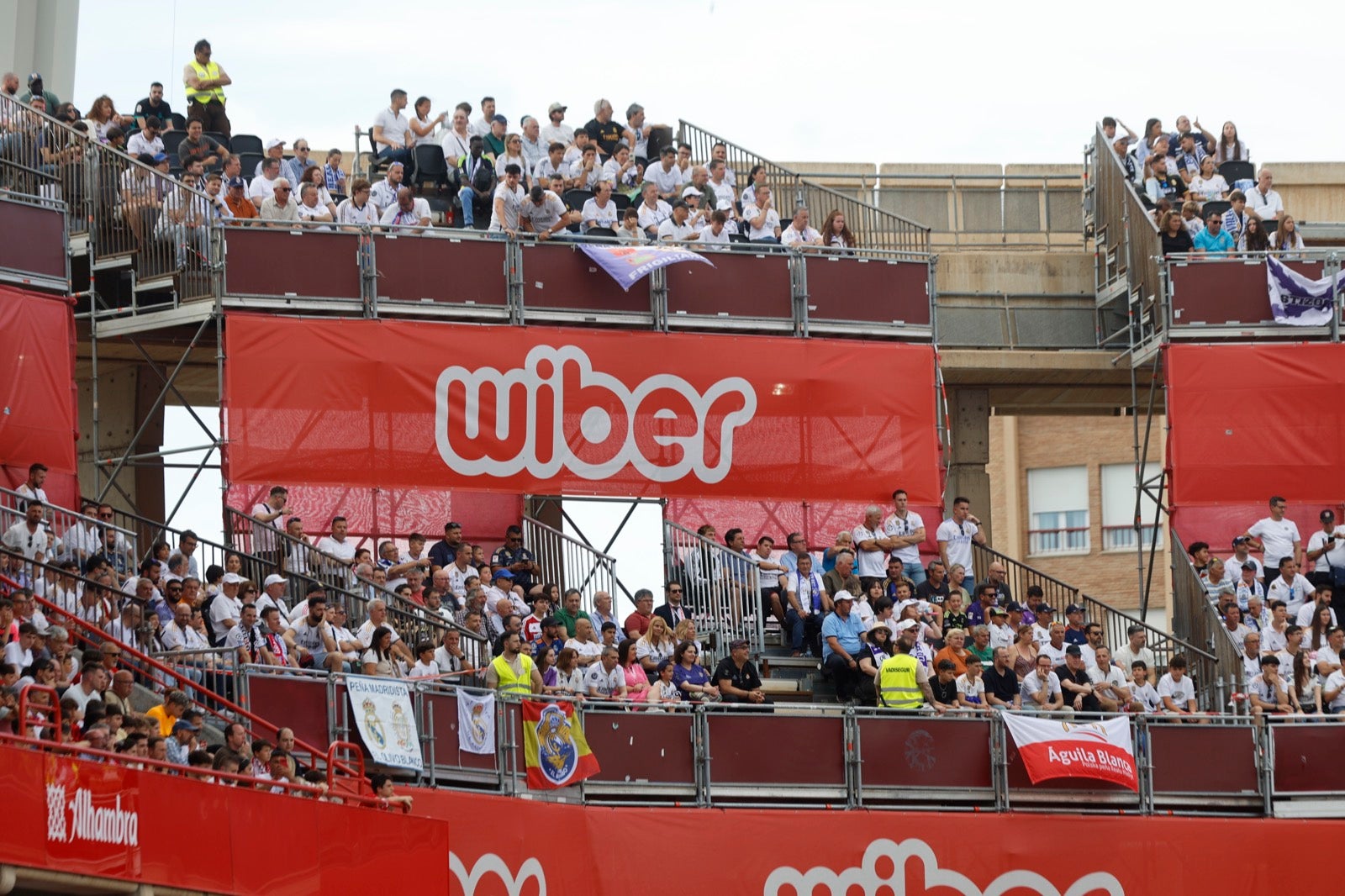 Encuéntrate en la grada en el partido entre Granada y Real Madrid