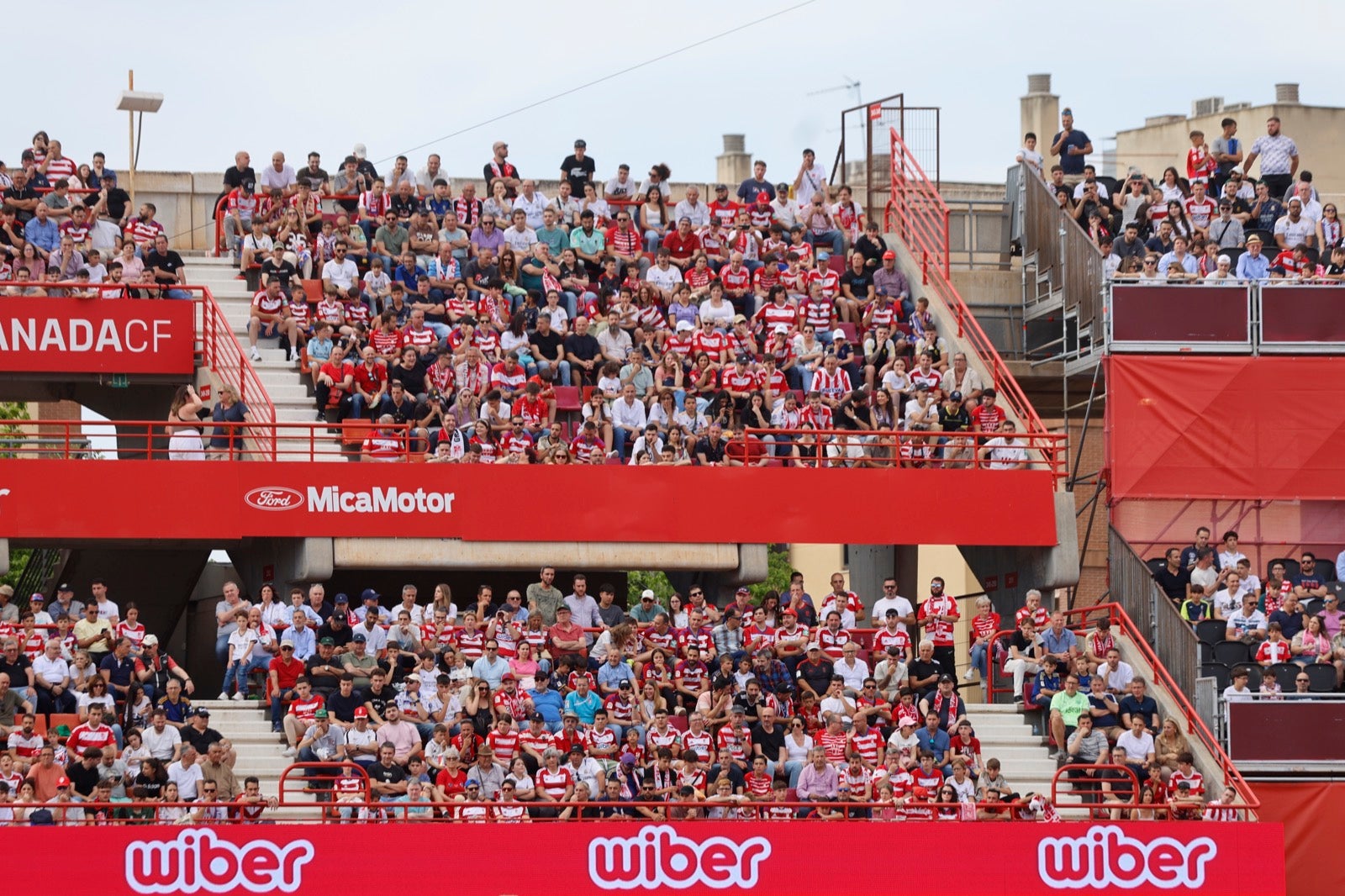 Encuéntrate en la grada en el partido entre Granada y Real Madrid