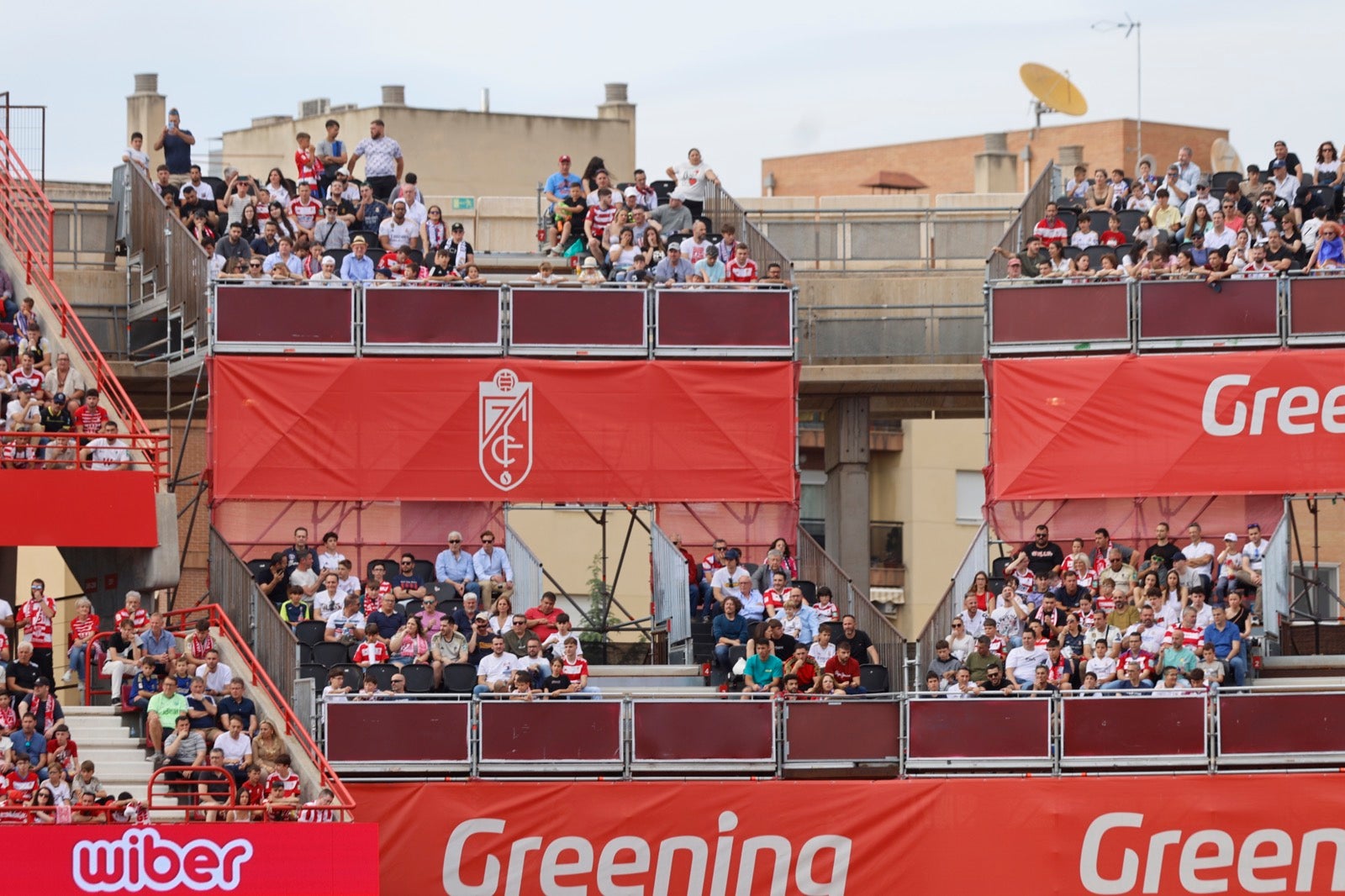 Encuéntrate en la grada en el partido entre Granada y Real Madrid