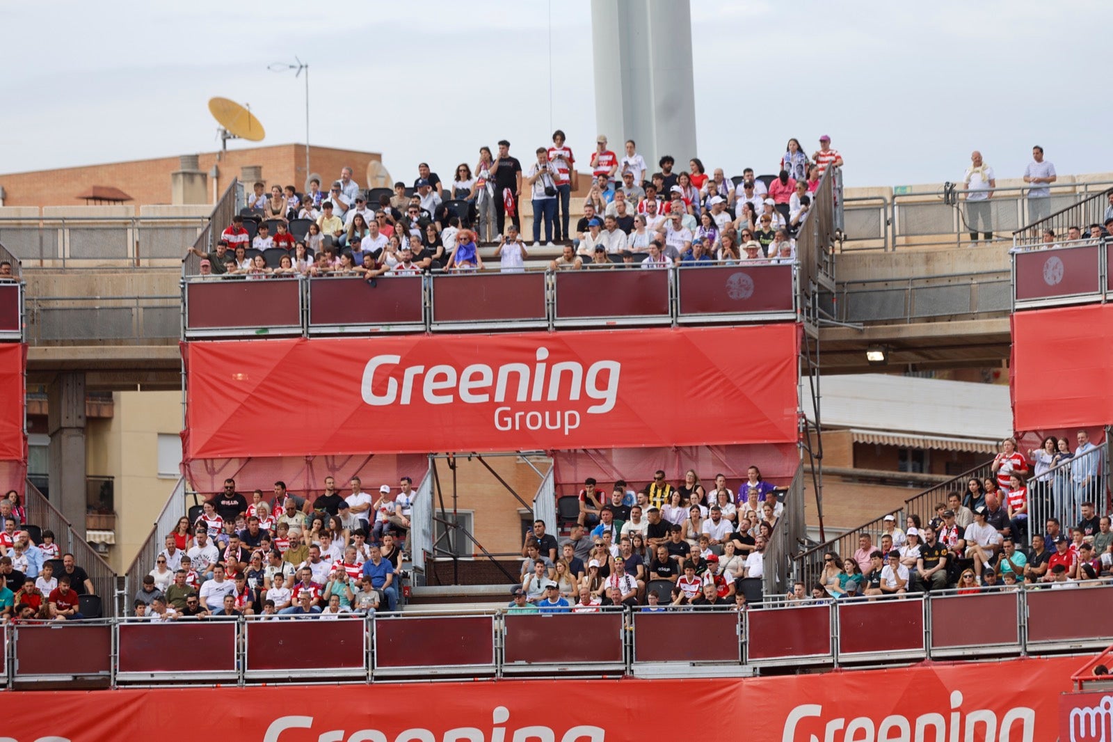 Encuéntrate en la grada en el partido entre Granada y Real Madrid