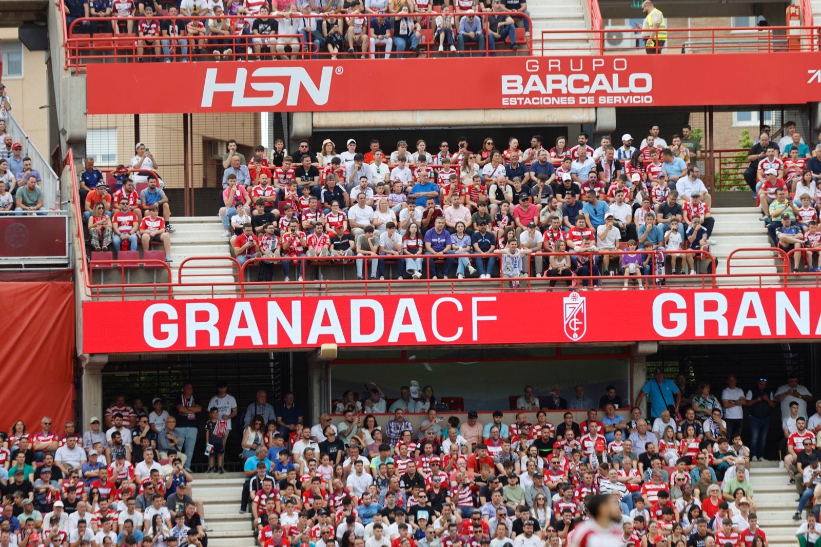 Encuéntrate en la grada en el partido entre Granada y Real Madrid