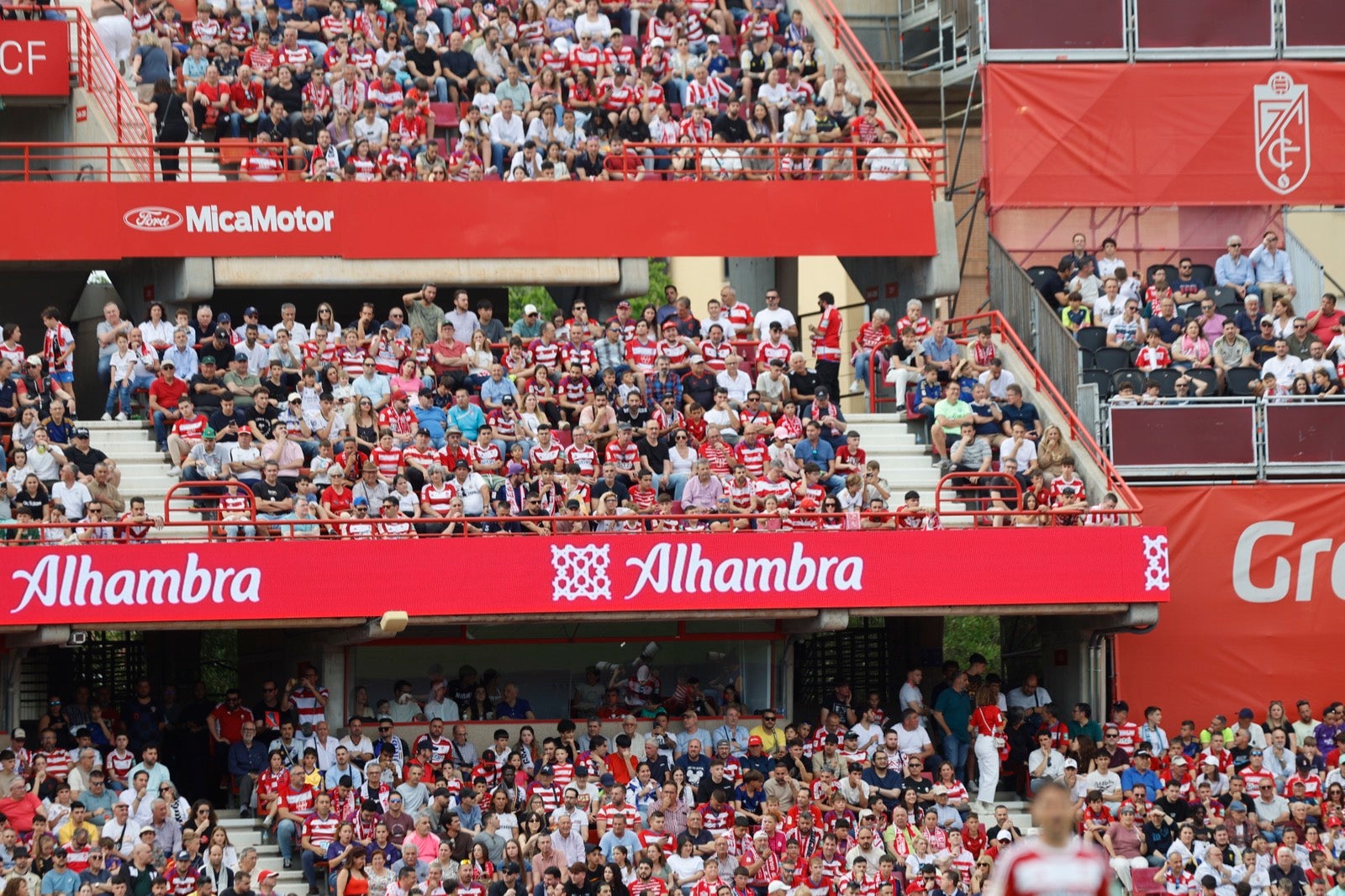 Encuéntrate en la grada en el partido entre Granada y Real Madrid