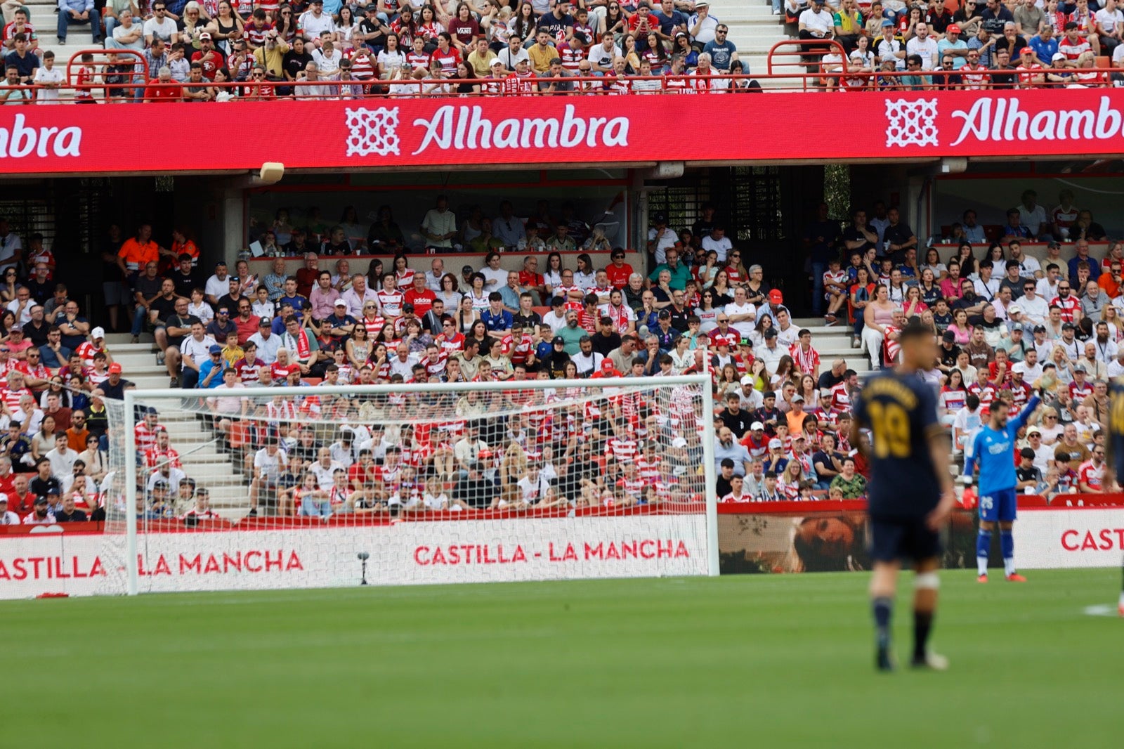 Encuéntrate en la grada en el partido entre Granada y Real Madrid