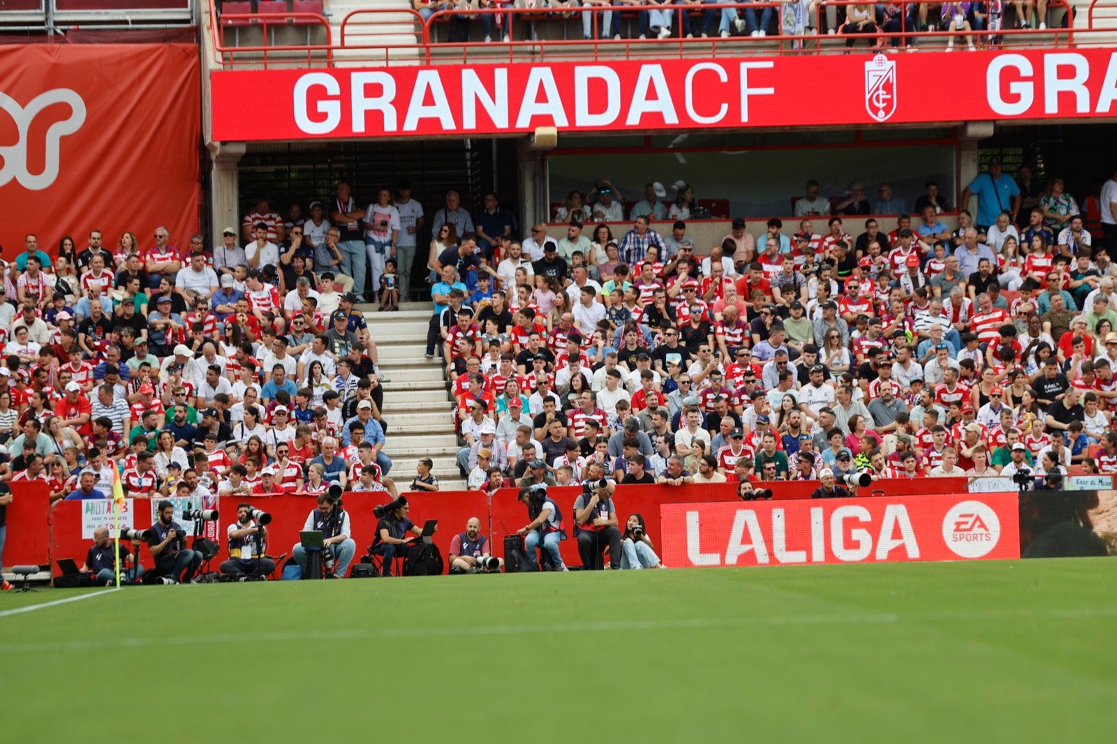 Encuéntrate en la grada en el partido entre Granada y Real Madrid